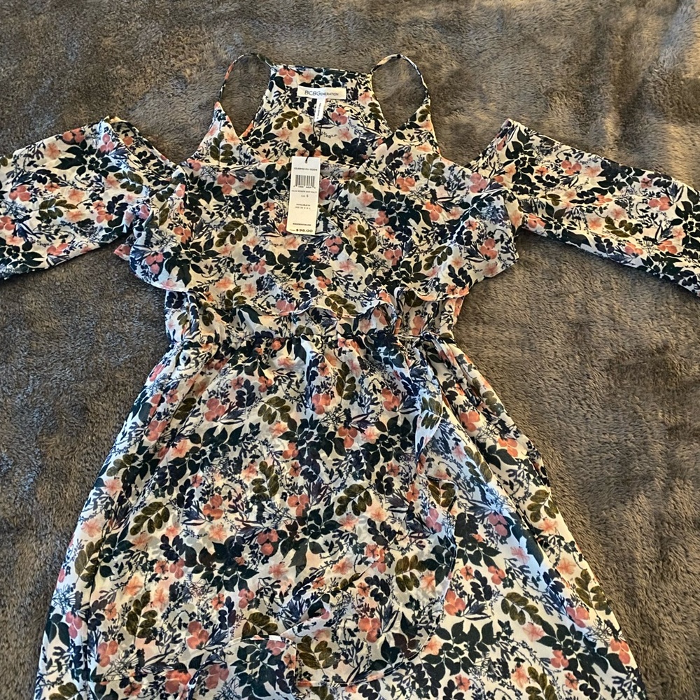 Summer dress with exposed shoulders. Floral and flows for a nice summer.